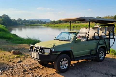 Rhino Walk & Game Drive Safari in Mosi oa Tunya NP