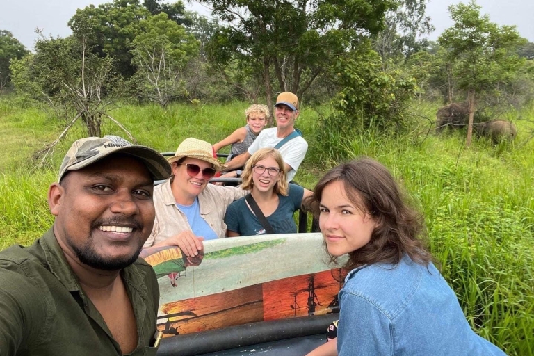 Vanuit Colombo: Pidurangala Rots en Minneriya Safari Dagtocht