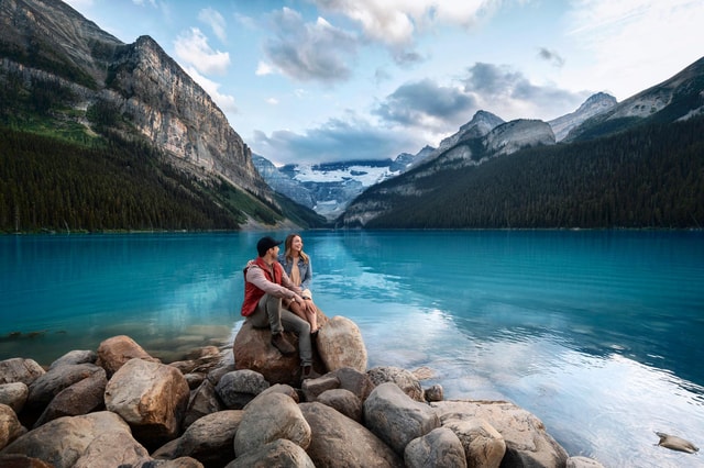 Calgary: Lake Louise Moraine Minnewanka & Johnston Canyon