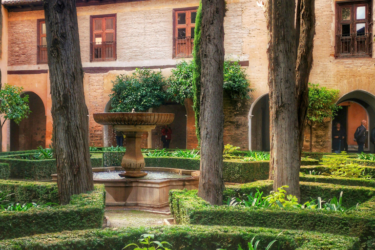 Granada: Alhambra y Palacios Nazaríes Visita guiada en grupo reducido