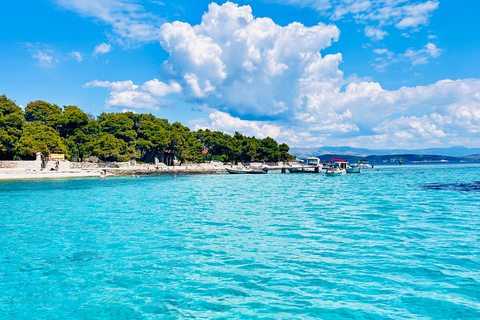 Ze Splitu/Trogiru: Błękitna Laguna i 2 wyspy - pół dnia prywatnieZe Splitu: prywatna półdniowa wycieczka do Błękitnej Laguny i Šolta Nečujam