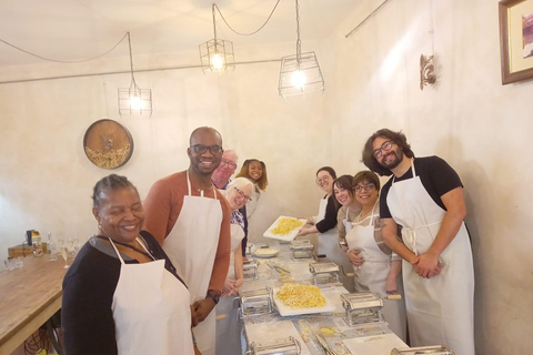Nápoles: Clase de Cocina de Pasta y Tiramisú con Vino