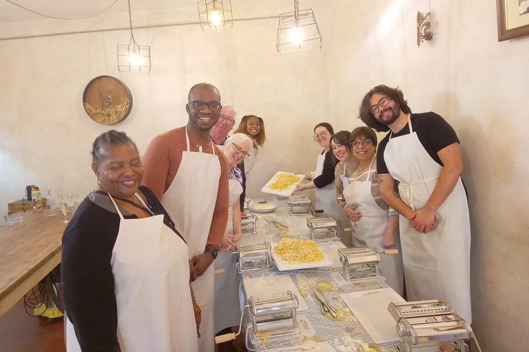 Nápoles: Clase de Cocina de Pasta y Tiramisú con Vino