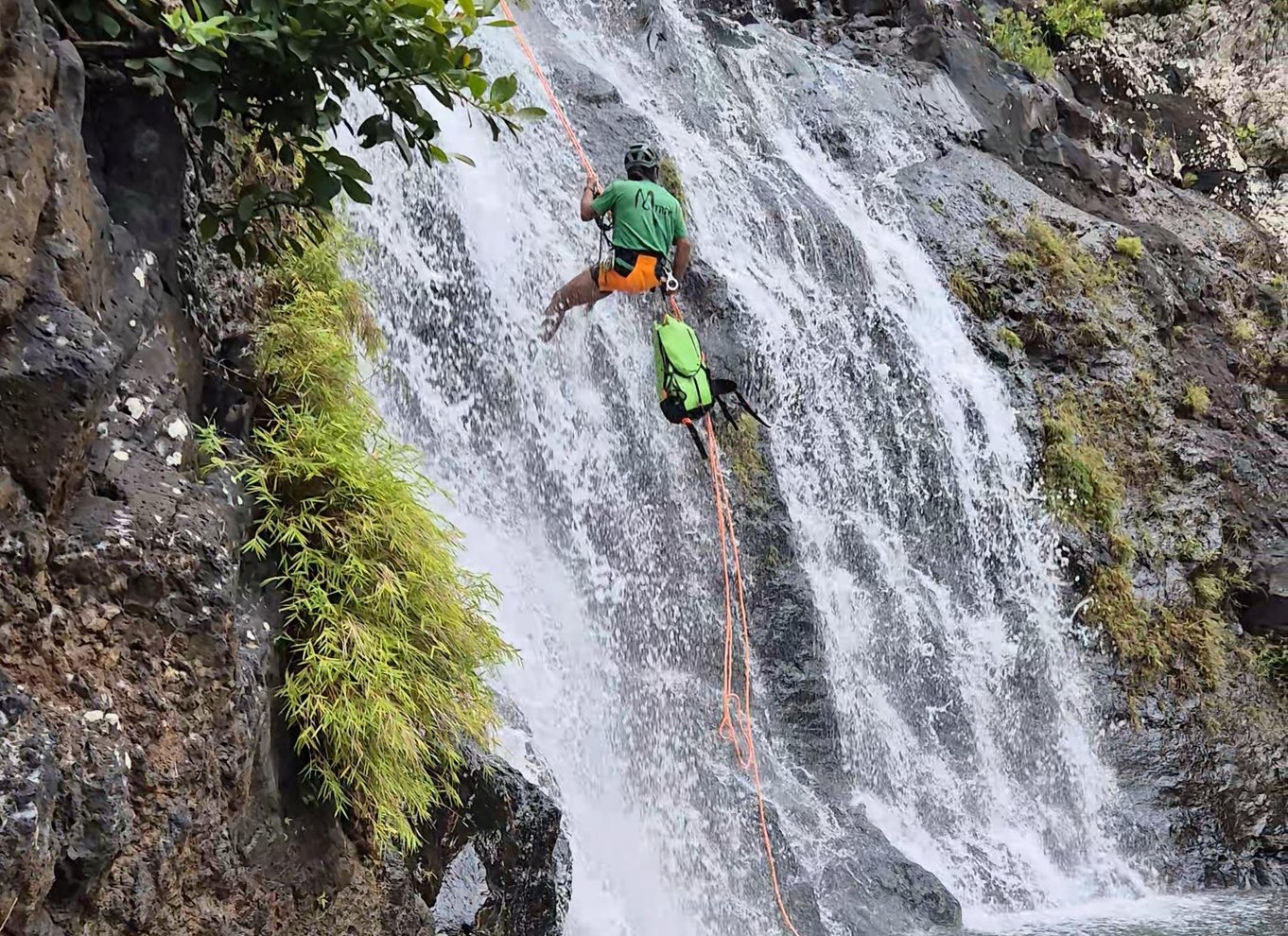 Mauritius: Rutsjebanetur ved Tamarind Falls/canyoning