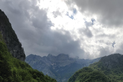 Tirana: Albanska Alperna och Theth Village Dagsutflykt med lunch