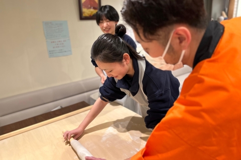 Experiencia de elaboración de fideos japoneses de trigo sarraceno en Sapporo,japónExperiencia de elaboración de fideos japoneses de trigo sarraceno en Sapporo.