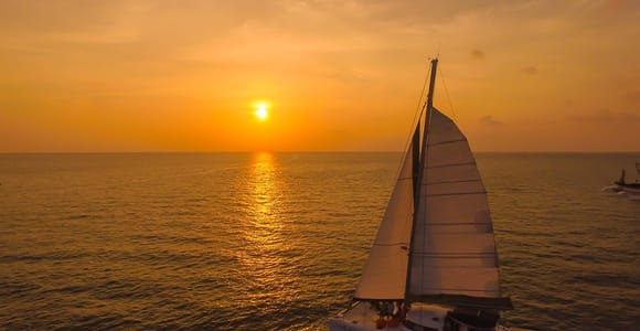Dîner au coucher du soleil sur le catamaran de Phuket