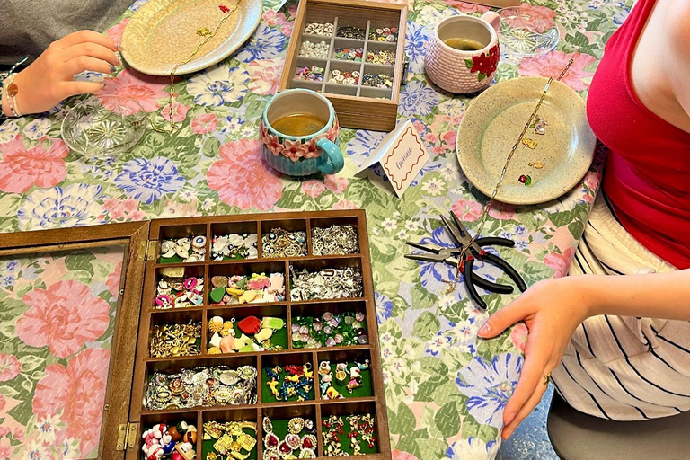 Cholet: Workshop zur Herstellung von Charme-HalskettenCholet: Workshop zum Erstellen von Halsketten mit Charms