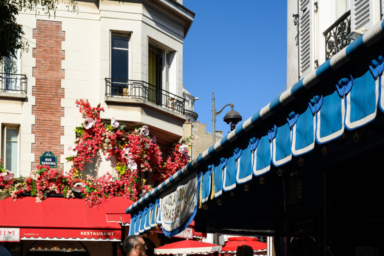 Paris: Experience the romance of Montmartre on a walk with a pro photographer Paris: Experience romance in Montmartre, a walk with a photographer in English