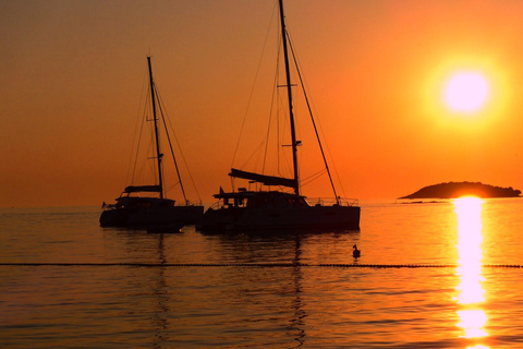 Kissamos: Crucero privado en catamarán al atardecer con aperitivos