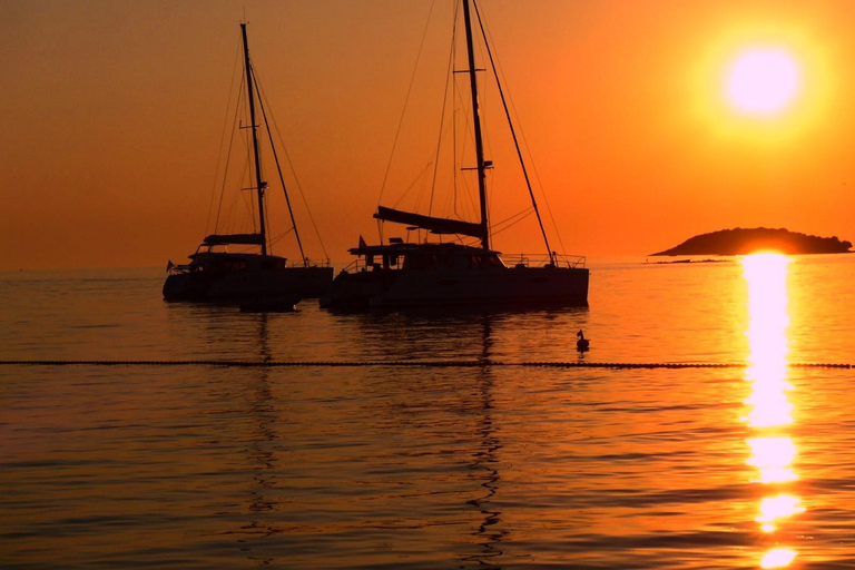 Kissamos: Crucero privado en catamarán al atardecer con aperitivos