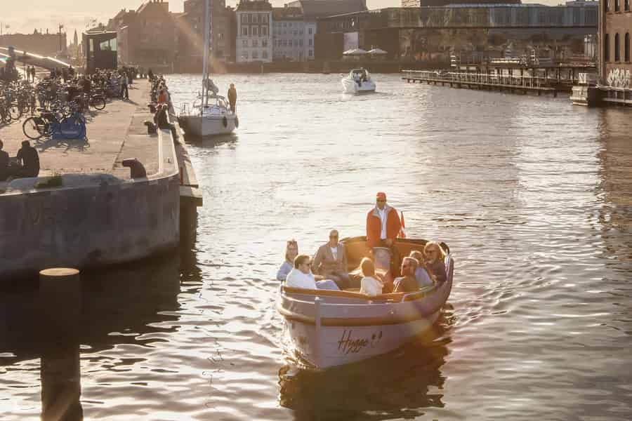 Kopenhagen: Geführte Grachtentour im Elektro-Boot. Foto: GetYourGuide