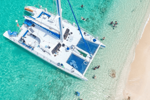 Punta Cana: Katamaran na wyspę Saona z posiłkiem, napojami i transportemPunta Cana: Katamaran na wyspę Saona z posiłkiem i napojami oraz transportem