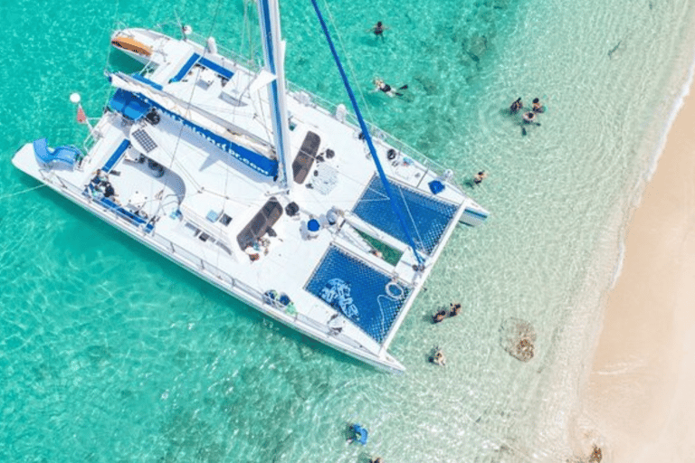 Punta Cana: Katamaran na wyspę Saona z posiłkiem, napojami i transportemPunta Cana: Katamaran na wyspę Saona z posiłkiem i napojami oraz transportem