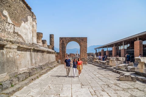 Pompeii small group tour with an archaeologist