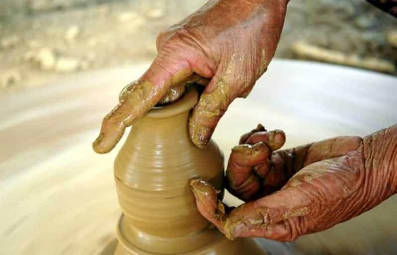 Experimente fazer cerâmica com um artesão local em uma casa da região
