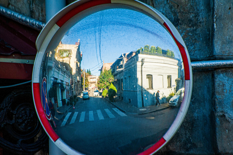 第比利斯：与 Chacha 一起徒步导览法布里卡和 Chughureti英语 - 小型团体之旅 - 3 小时