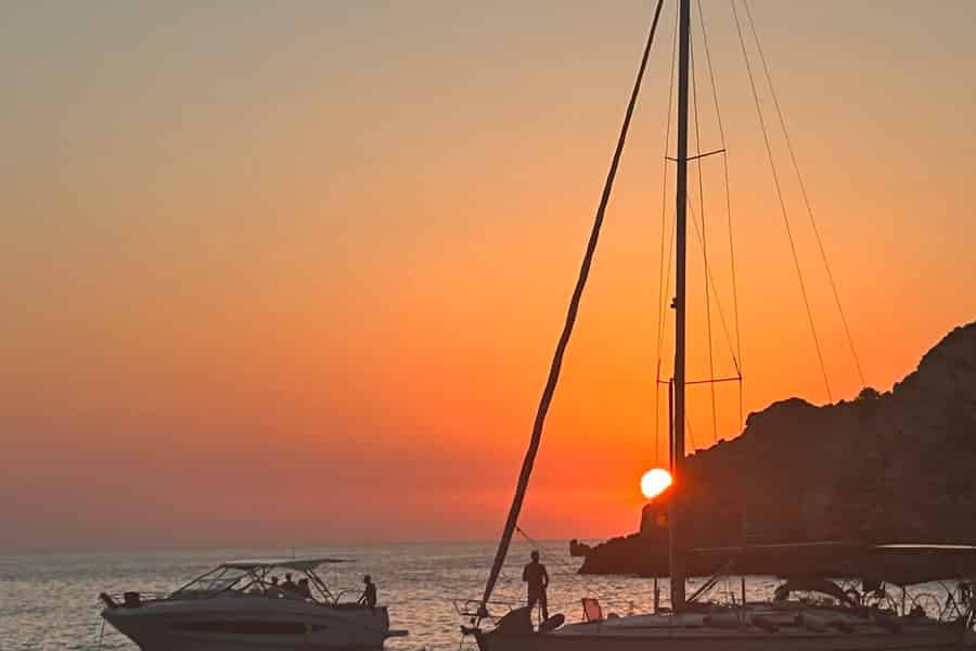 Ibiza: Formentera auf einem Segelboot. Privat oder kleine Gruppe. Foto: GetYourGuide Ibiza: Formentera auf einem Segelboot. Privat oder kleine Gruppe. Foto: GetYourGuide