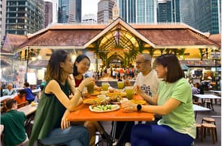 Singapur: Nachtspaziergang mit 6 Lebensmittelverkostungen & Lichtshows