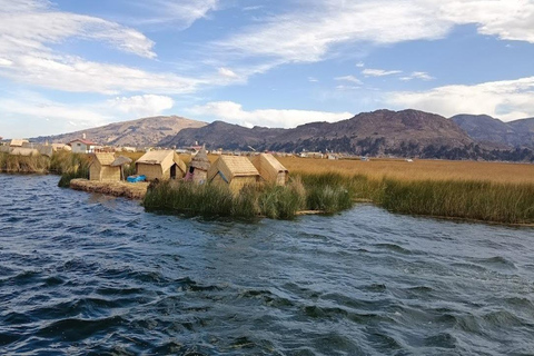 Puno : Journée complète sur les îles flottantes des Uros + Taquile + guide parlant anglais/espagnol