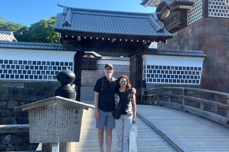Kanazawa: Walking & Calligraphy Tour with an ex-Pro Athlete