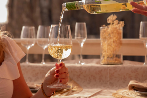 Prywatna degustacja wina z widokiem na Sagrada Familia i posiłkiem tapas