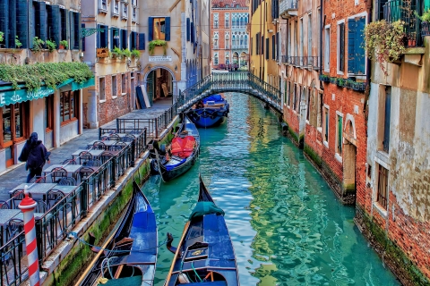 Wenecja: Romantyczna wycieczka gondolą i kolacja dla dwojgaCena za parę: Gondola + Kolacja dla 2 osób