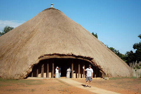 Kampala : Temple Bahai, Mosquée Gadaffi, Tombes Kasubi, Palais