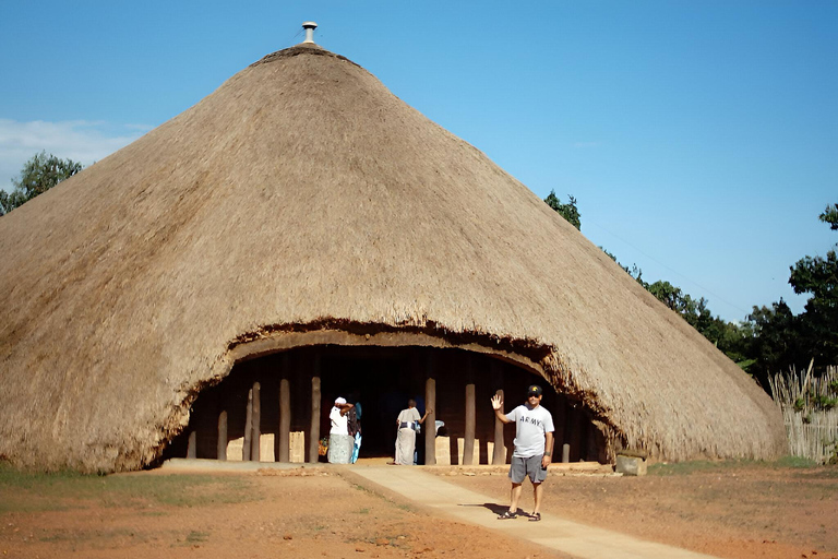 Kampala: Bahai-templet, Gadaffi-moskén, Kasubi-gravarna, palatset