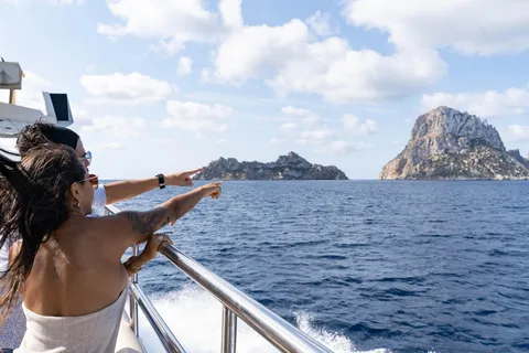 San Antonio: Boat tour to Es Vedrá with drink and appetizer