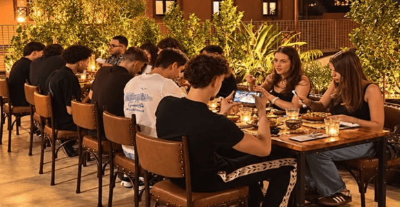 Visite de nuit de la médina de Marrakech avec dîner sur un toit-terrasse