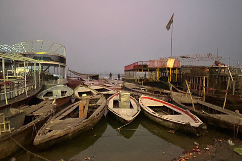 Nocna wycieczka do Waranasi z Delhi najszybszym pociągiem3-gwiazdkowe zakwaterowanie