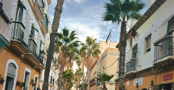 A Bite of Cádiz: Walking Tour with Tapas and Drinks