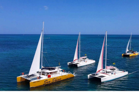 Catamarã ao pôr do sol para famílias na Jamaica com DJ