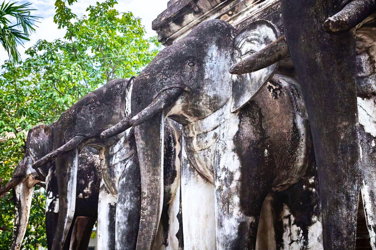Chiang Mai: Old City Walking Tour with Temples & History Small Group Without Entry Fees