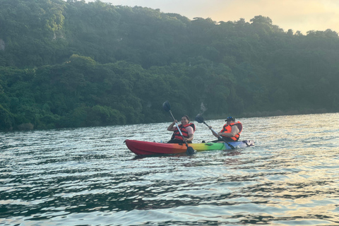San Salvador: Wycieczka kajakowa o wschodzie słońca po jeziorze Ilopango z odbiorem