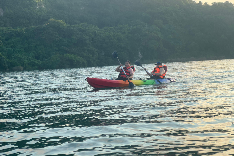 San Salvador: Wycieczka kajakowa o wschodzie słońca po jeziorze Ilopango z odbiorem