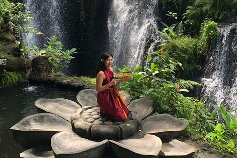 ubud griya beji waterfalls : cérémonie de purification