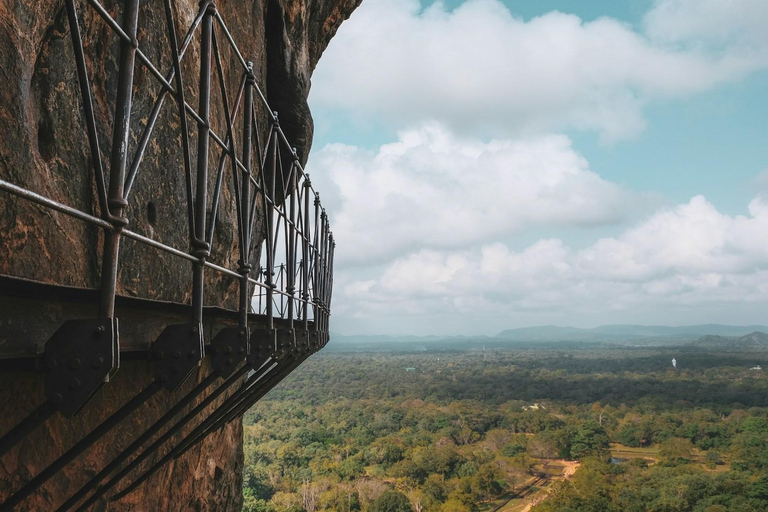 Colombo: Sigiriya Rock Fortress & Dambulla Cave Temple Tour