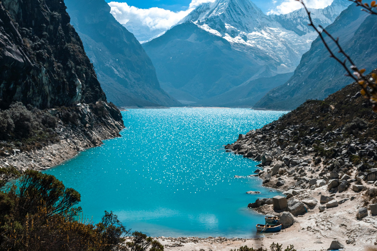 从瓦拉斯出发：前往梦幻帕龙湖的景观探险之旅从瓦拉斯出发：前往神奇的帕龙湖的景观冒险之旅
