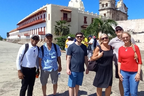 Visita Privada a la Ciudad Vieja de CartagenaDisfruta de un Tour Privado lleno de cultura con Comida después