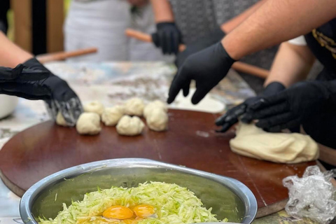 在Hani i Qerosit参加烹饪课，提供从贝拉特接送服务在Hani i Qerosit参加烹饪课程，提供从贝拉特接送服务