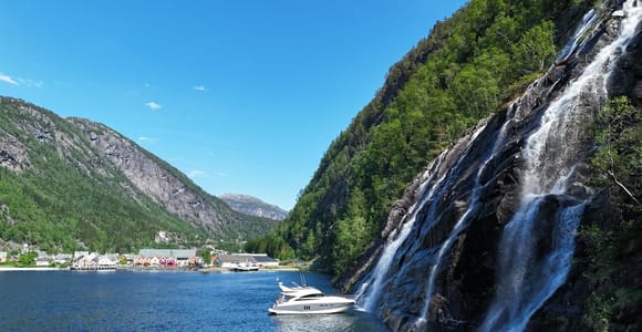 From Bergen: Private yacht Fjord Cruise with Waterfalls