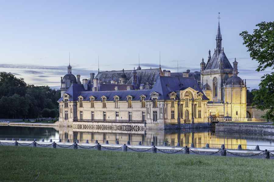 Le château de Chantilly, ovni culturel, s'enfonce dans le rouge