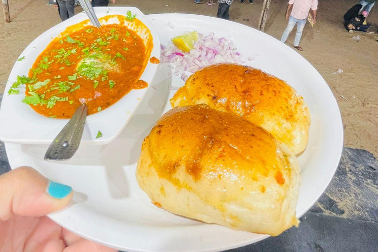 Tour gastronômico pelas ruas e praias de Mumbai com mais de 10 degustaçõesTour pela comida de rua e praia de Mumbai: coma e beba como um morador local