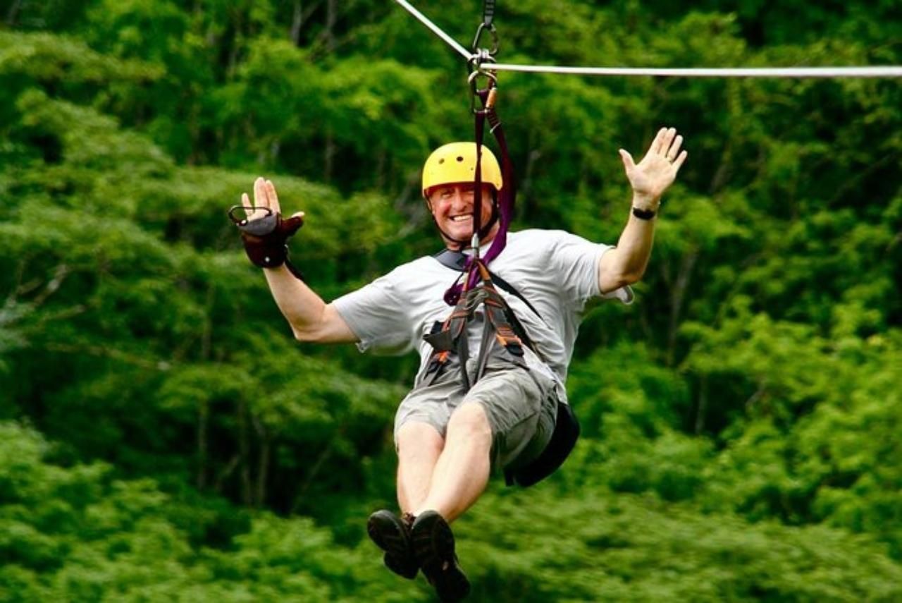 Jaco: Zipline-Tour mit Blick auf die Berge und den Ozean und den Wasserfall