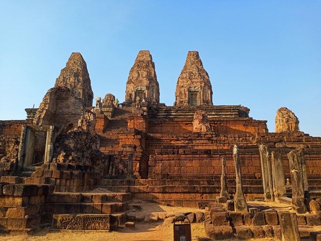 Siem Reap: Angkor Wat and Banteay Srei Temple Day Tour