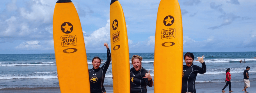 Bali ; leçon de surf en groupe pour les débutants (non nageurs)