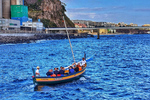 Câmara de Lobos: Unvergesslicher Sonnenuntergang auf einem typischen Xavelha-BootCâmara de Lobos: Unvergesslicher Sonnenuntergang auf einem typischen Boot namens Xavelha