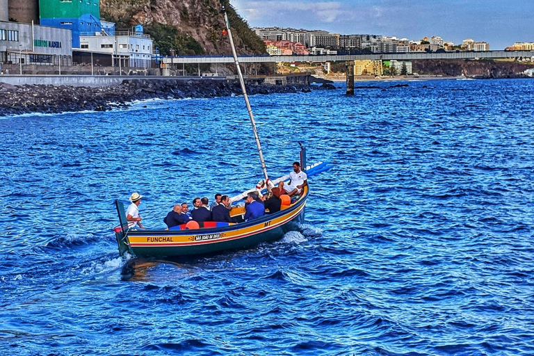 Câmara de Lobos: Unvergesslicher Sonnenuntergang auf einem typischen Xavelha-BootCâmara de Lobos: Unvergesslicher Sonnenuntergang auf einem typischen Boot namens Xavelha